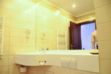 Фото номера Двухместный номер с 1 кроватью Отель Hotel Miraj г. Рымнику-Вылча 7