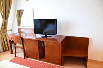 Фото номера Двухместный номер с 1 кроватью Отель Hotel Miraj г. Рымнику-Вылча 10