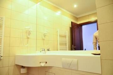 Фото номера Двухместный номер с 1 кроватью Отель Hotel Miraj г. Рымнику-Вылча 12
