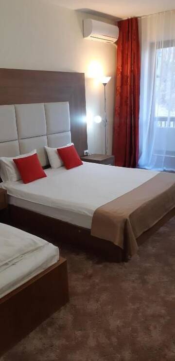 Фото номера Трехместный номер Отель Hotel Panoramic г. Рымнику-Вылча 2