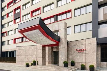 Фото Отель Ramada by Wyndham Ramnicu Valcea г. Рымнику-Вылча 2