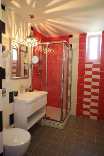 Фото номера Двухместный номер Делюкс с 1 кроватью Отель Simfonia Boutique Hotel г. Рымнику-Вылча 24