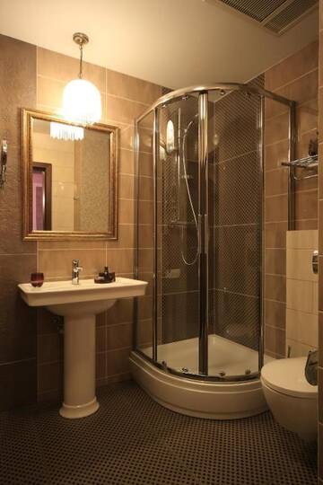Фото номера Двухместный номер Делюкс с 1 кроватью Отель Simfonia Boutique Hotel г. Рымнику-Вылча 25