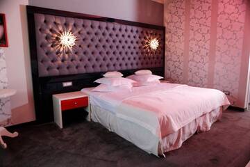 Фото номера Двухместный номер Делюкс с 1 кроватью Отель Simfonia Boutique Hotel г. Рымнику-Вылча 23