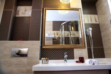 Фото номера Двухместный номер с 2 отдельными кроватями Отель Simfonia Boutique Hotel г. Рымнику-Вылча 2