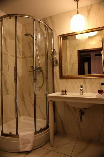 Фото номера Двухместный номер Делюкс с 1 кроватью Отель Simfonia Boutique Hotel г. Рымнику-Вылча 34