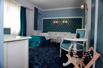 Фото номера Двухместный номер с 2 отдельными кроватями Отель Simfonia Boutique Hotel г. Рымнику-Вылча 10