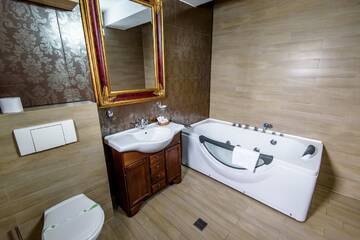 Фото номера Номер Делюкс с кроватью размера «queen-size» Гостевой дом Pensiunea Paradis г. Рымнику-Вылча 8