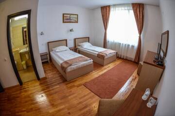Фото номера Двухместный номер с 1 кроватью или 2 отдельными кроватями Отель Hotel Posada г. Рымнику-Вылча 4