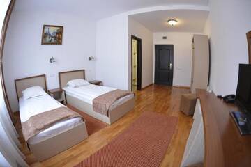 Фото номера Двухместный номер с 1 кроватью или 2 отдельными кроватями Отель Hotel Posada г. Рымнику-Вылча 16