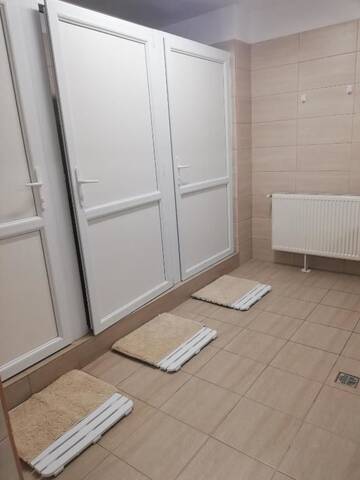 Фото номера Двухместный номер с 1 кроватью и общим туалетом Хостелы Hostel Valcea г. Рымнику-Вылча 28