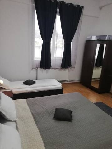 Фото номера Трехместный номер с общим туалетом Хостелы Hostel Valcea г. Рымнику-Вылча 4
