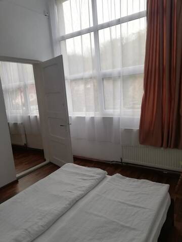 Фото номера Люкс с 2 спальнями Хостелы Hostel Valcea г. Рымнику-Вылча 8