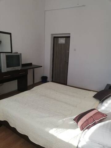 Фото номера Двухместный номер с 1 кроватью и общим туалетом Хостелы Hostel Valcea г. Рымнику-Вылча 10