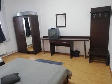 Фото номера Трехместный номер с общим туалетом Хостелы Hostel Valcea г. Рымнику-Вылча 11