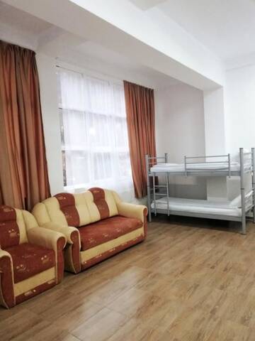 Фото номера Кровать в общем номере для мужчин Хостелы Hostel Valcea г. Рымнику-Вылча 3