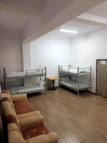 Фото номера Кровать в общем номере для мужчин Хостелы Hostel Valcea г. Рымнику-Вылча 9