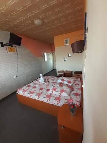 Фото номера Двухместный номер с 1 кроватью Отели типа «постель и завтрак» Aparthotel VIPs г. Рымнику-Вылча 4